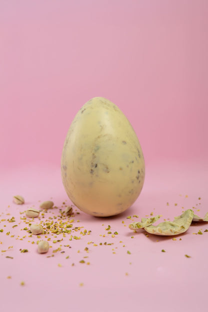 Uovo di cioccolato bianco e granella di pistacchio salata