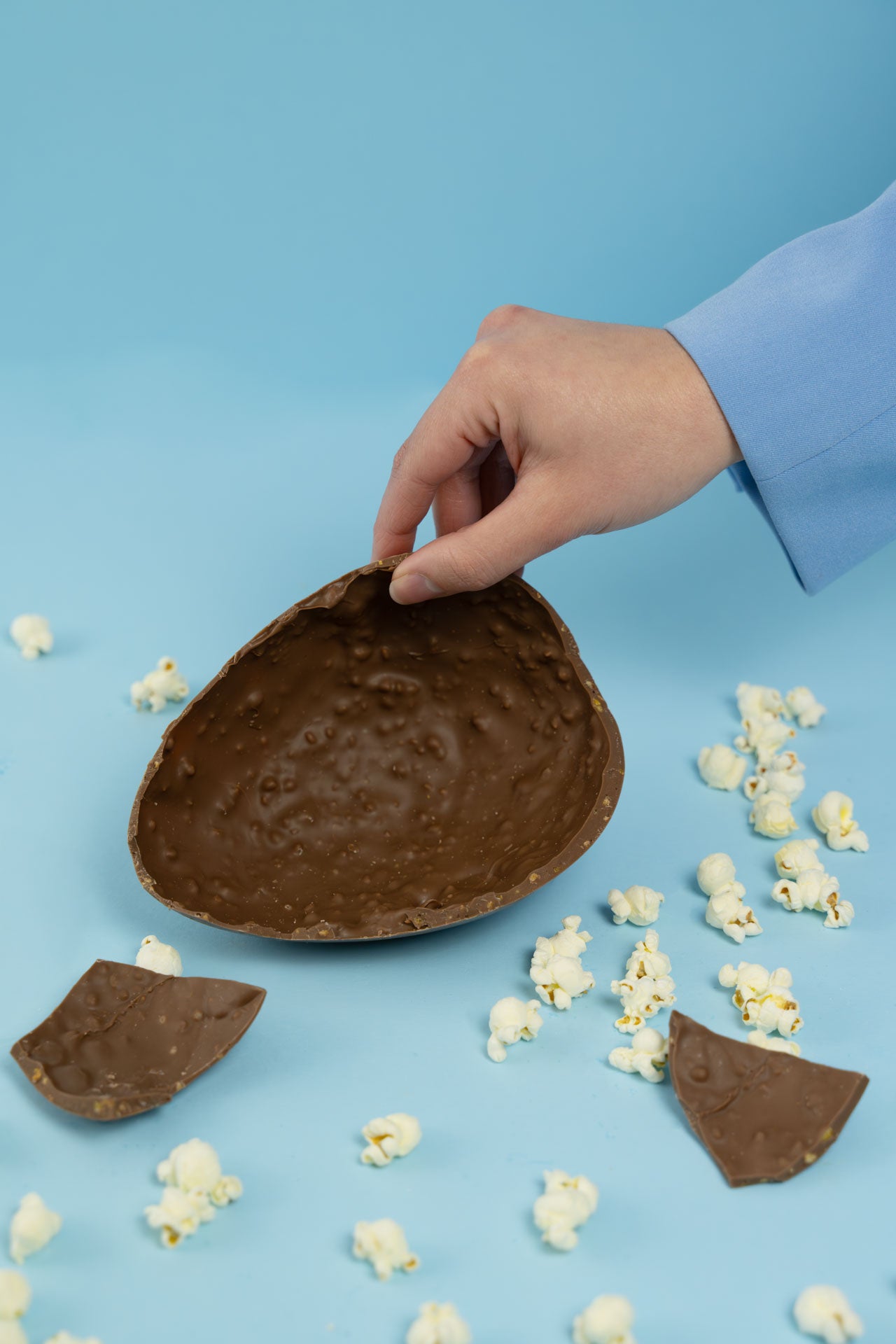 Uovo di cioccolato al latte pop corn, caramello e sale